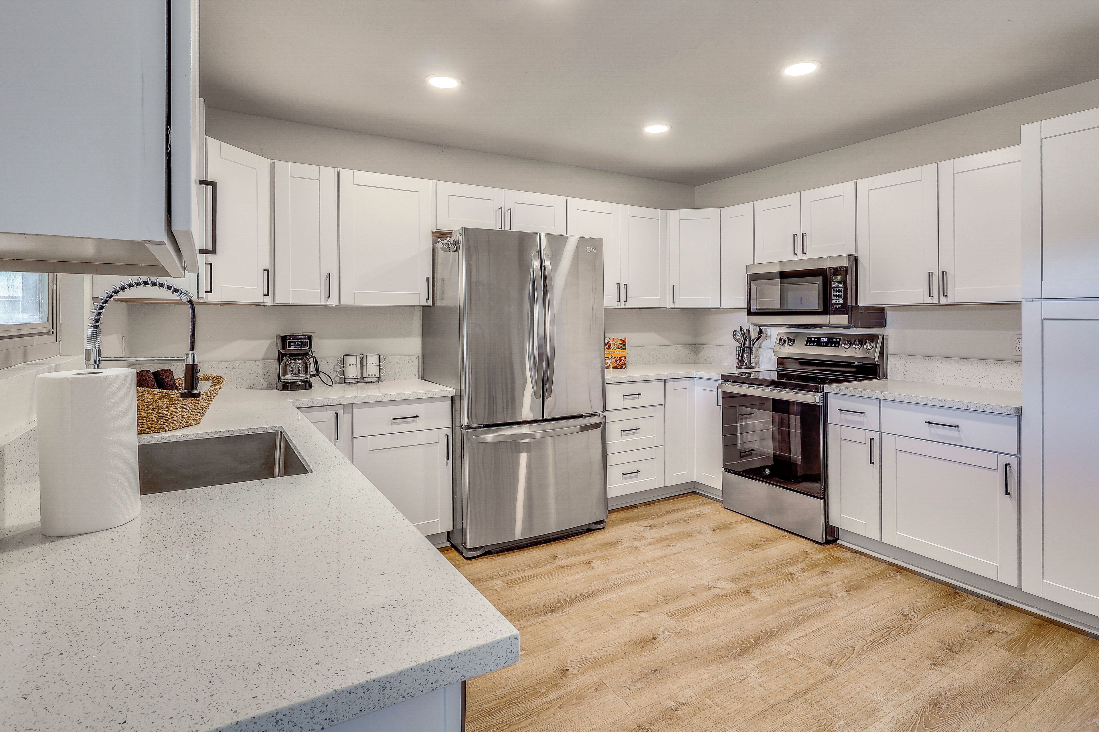 Coffee/tea maker, fridge, microwave, stovetop