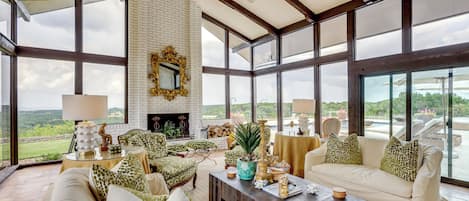 TV, fireplace