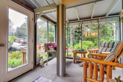 1 Mi to Beach! Lush Florence Retreat w/ Sunroom