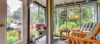1 Mi to Beach! Lush Florence Retreat w/ Sunroom