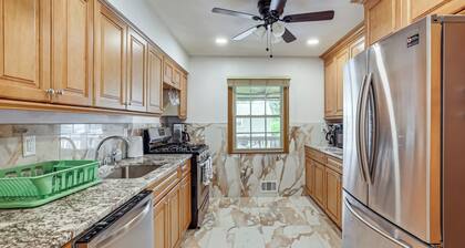 11 Mi to Beach! Group-Friendly Bayville Getaway