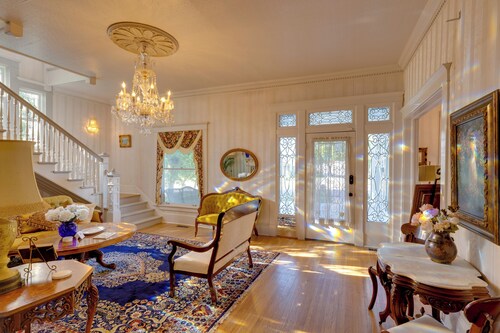 Walk to The Square! Historic Lawrenceburg Home