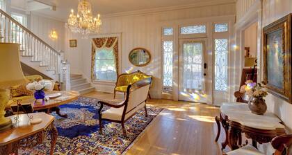 Walk to The Square! Historic Lawrenceburg Home