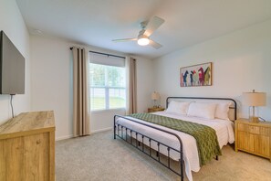 Desk, iron/ironing board, travel crib, internet - Peaceful Ocala Escape Near Trails, Springs & WEC (Ocala)