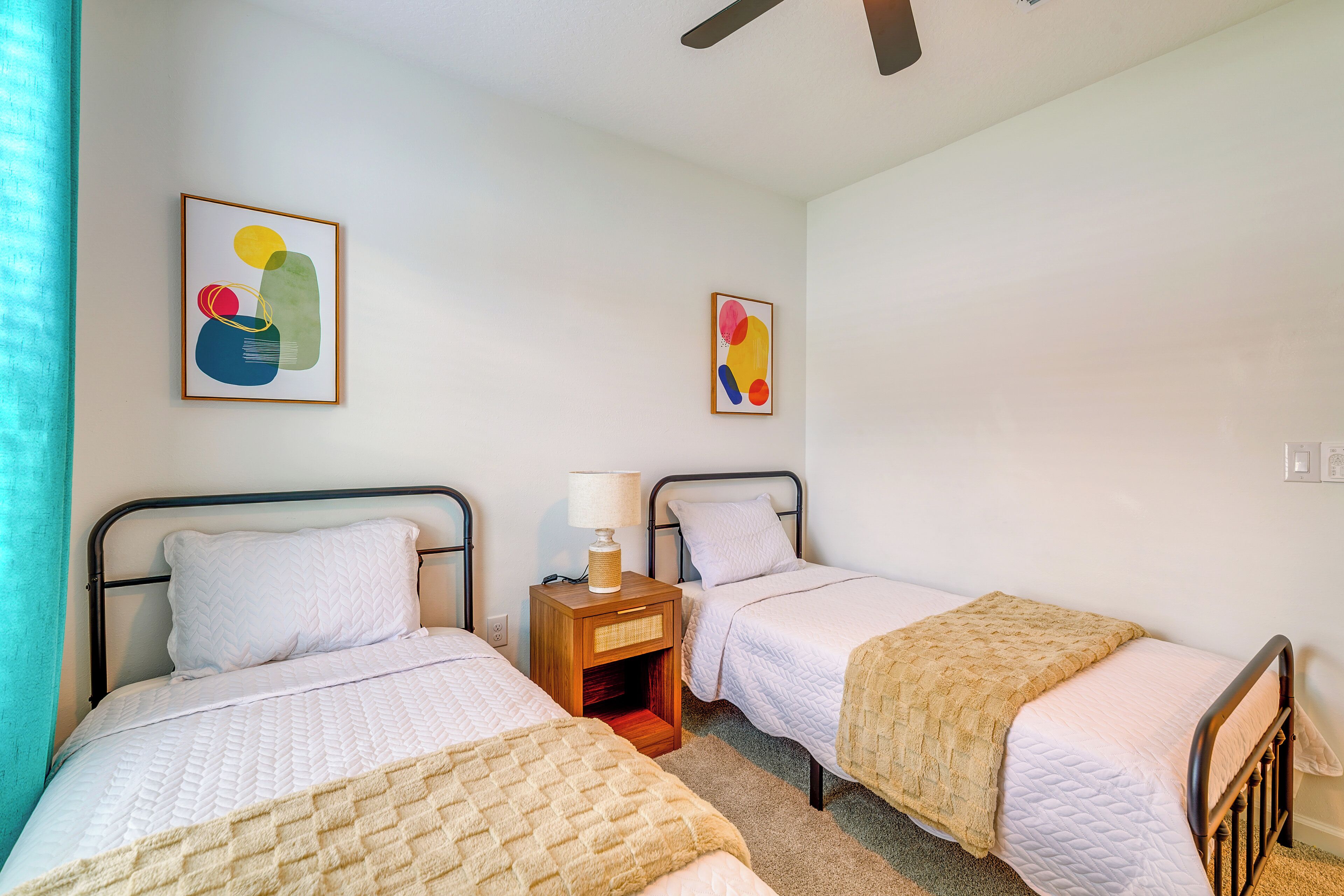 3 habitaciones, escritorio y tabla de planchar con plancha 
