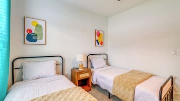3 habitaciones, escritorio y tabla de planchar con plancha