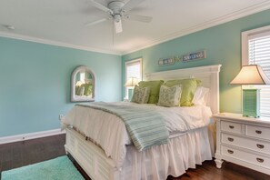 A bedroom with a bed, a ceiling fan, a dresser, and a window with blinds. - 4 Mi to Siesta Key Beach! Spacious Family Getaway (Sarasota)
