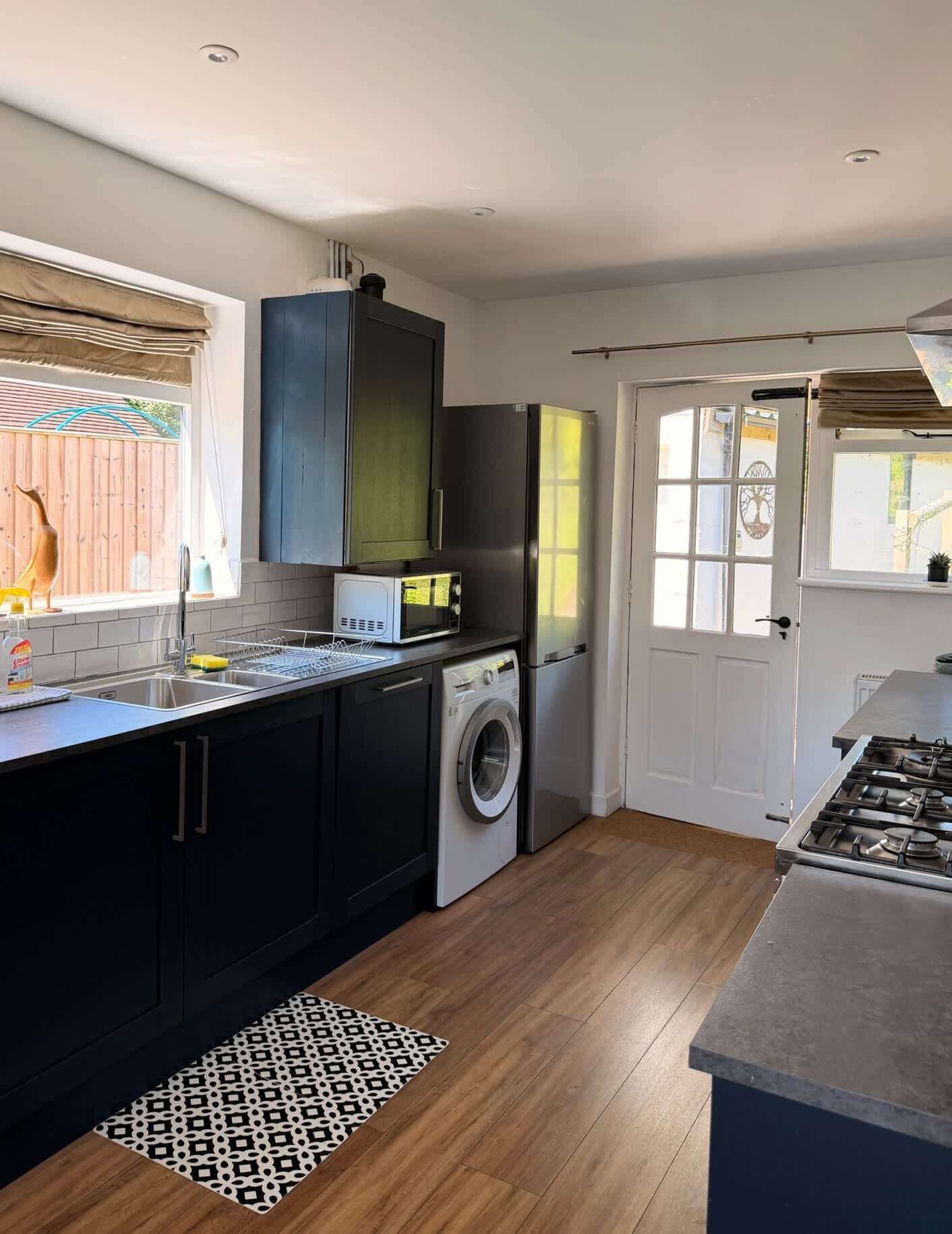 Réfrigérateur, micro-ondes, plaque de cuisson, lave-vaisselle
