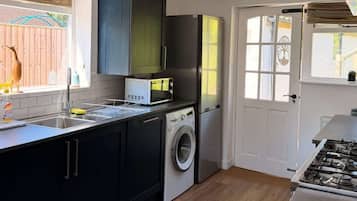 Réfrigérateur, micro-ondes, plaque de cuisson, lave-vaisselle