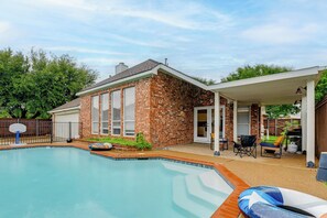 A swimming pool with a brick house and a covered patio area. - 4 Mi to Toyota Stadium! Family Haven w/ Pool Oasis (Frisco)