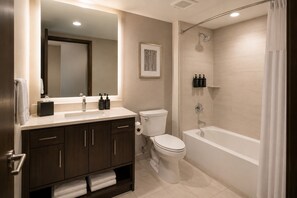 Junior Studio | Bathroom - Copper Bay Hotel (Toronto)