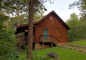A wooden cabin with a balcony, surrounded by trees. - Real Private Cabin with Idyllic for a Secluded Romantic Getaway in Arkansas (Eureka Springs)