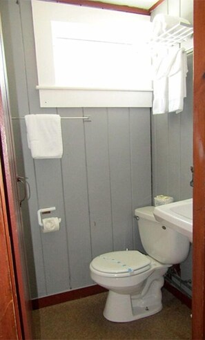 Towels, soap, shampoo, toilet paper - Recharge by the Ocean in Total Tranquility in North Truro, Massachusetts (North Truro)