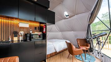 Desk, WiFi, bed sheets