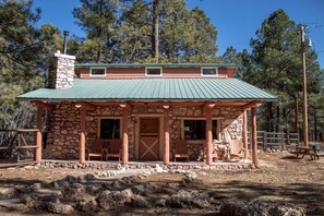Exterior - Dog-Friendly Cabin with Large Fenced Yard in Arizona (Flagstaff)