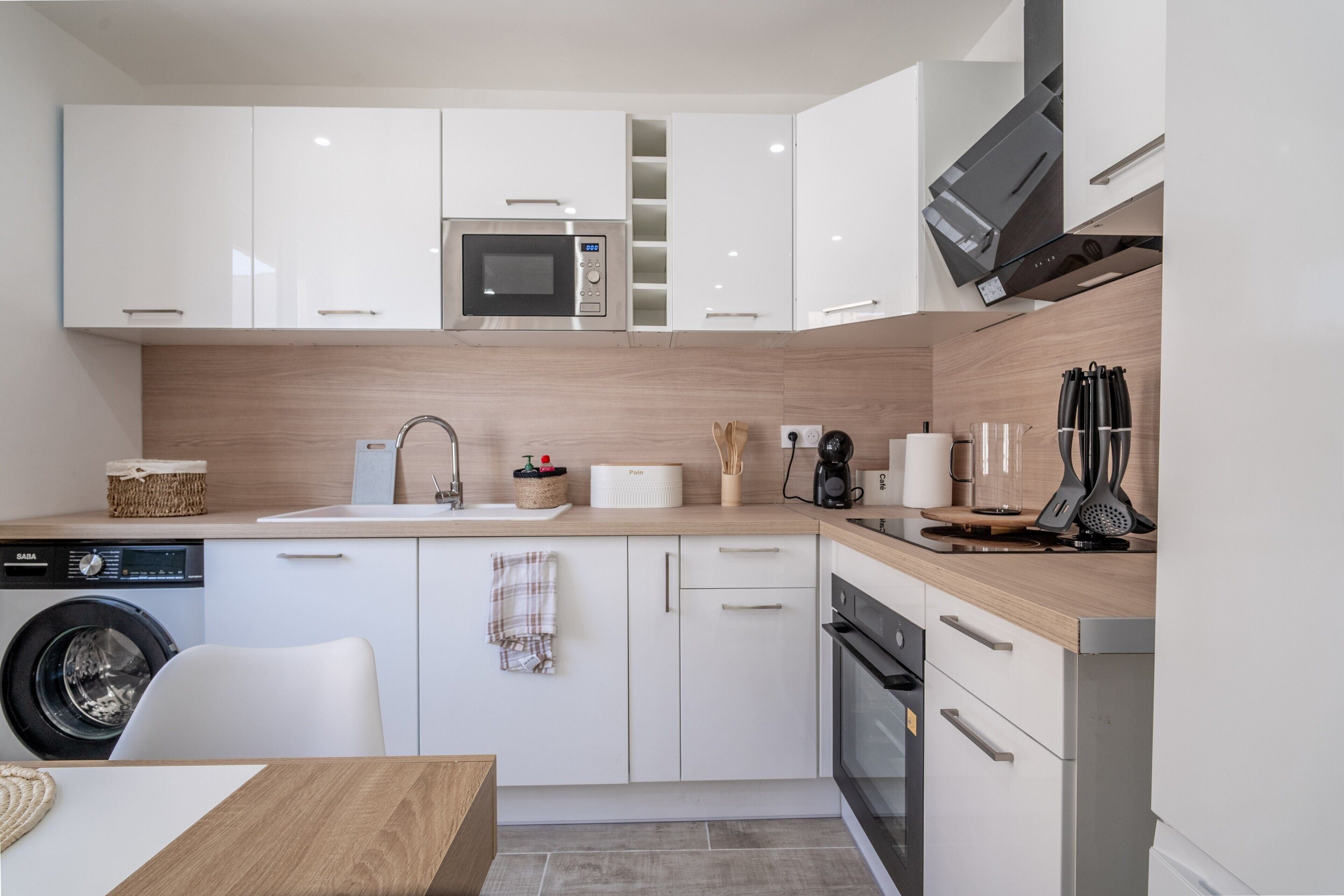 Réfrigérateur, four à micro-ondes, un four, surface de cuisson