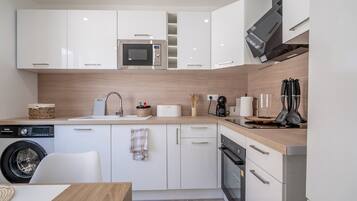 Réfrigérateur, four à micro-ondes, un four, surface de cuisson
