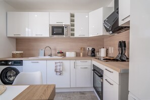 Frigorífico, microondas, horno y placa de cocina