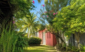Casa, 5 habitaciones, acceso a la alberca, vista a la alberca | Vista al jardín