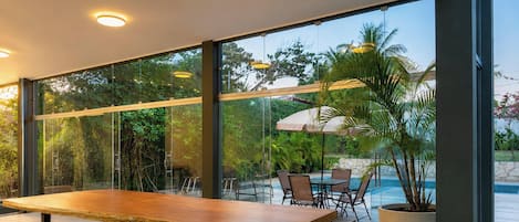 Ferienhaus, 5 Schlafzimmer, Poolzugang, Poolblick | Blick auf den Garten