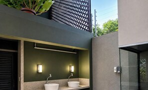 Casa, 5 quartos, acesso à piscina, vista para a piscina | Banheiro | Chuveiro, toalhas de banho, papel higiênico 