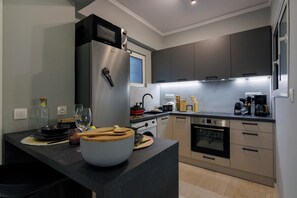 Eine moderne Küche mit Einbauofen, Mikrowelle und Edelstahlkühlschrank.
