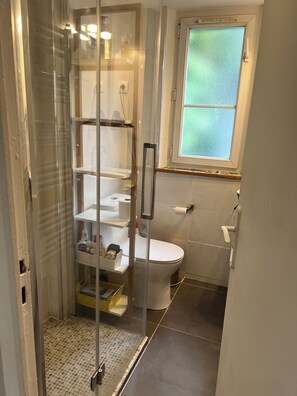 Bathroom - Vrbo Property (Fontenay-aux-Roses)