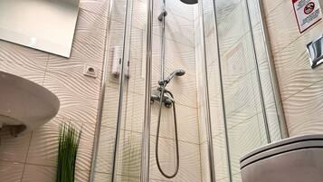 Comfort-Apartment, Terrasse | Badezimmer | Dusche, kostenlose Toilettenartikel, Haartrockner, Handtücher