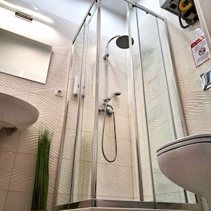 Comfort-Apartment, Terrasse | Badezimmer | Dusche, kostenlose Toilettenartikel, Haartrockner, Handtücher