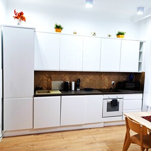 Comfort-Apartment, Terrasse | Eigene Küche | Großer Kühlschrank, Mikrowelle, Ofen, Herdplatte