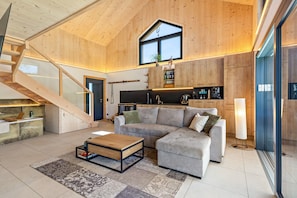 TV, fireplace - Tiny House with Private Terrace, Garden, and Wi-Fi (Pischelsdorf am Engelbach)