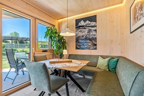 Dining - Tiny House with Private Terrace, Garden, and Wi-Fi (Pischelsdorf am Engelbach)