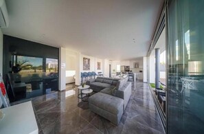 Unclassified image, 4 of 60, button - Hubstay - The Royal Palace | Lux Private Pool (Famagusta)