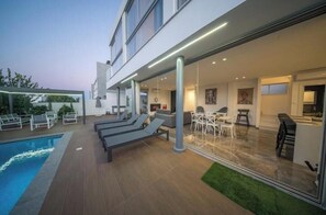 Unclassified image, 5 of 60, button - Hubstay - The Royal Palace | Lux Private Pool (Famagusta)