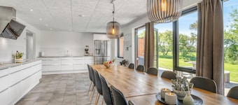 Large, completely renovated activity house with wilderness bath and outdoor.