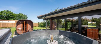Large, completely renovated activity house with wilderness bath and outdoor.