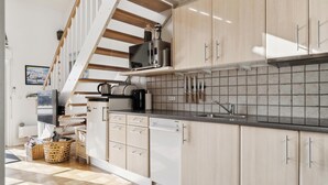 Une cuisine moderne avec des meubles en bois, un four à micro-ondes et un évier.