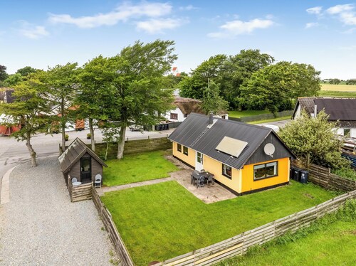 Lovely cottage with wood-burning stove and water view