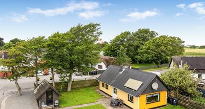 Lovely cottage with wood-burning stove and water view