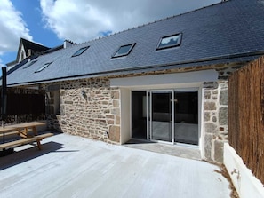 Outdoor dining - Vrbo Property (Merlevenez)