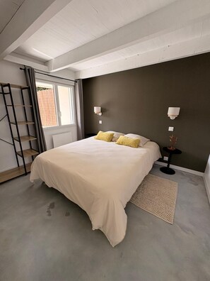 Room - Vrbo Property (Merlevenez)