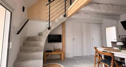 Cozy apartment for 6 people with a large terrace, 15 minutes from the ocean; pets allowed