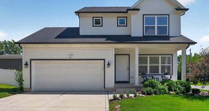 Cedar Lake 4br Home For 8 W/ Lake Views 4 Bedroom Home