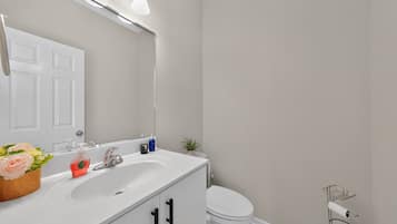 House, 4 Bedrooms | Bathroom | Towels, shampoo