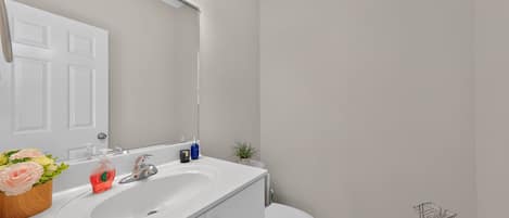 House, 4 Bedrooms | Bathroom | Towels, shampoo