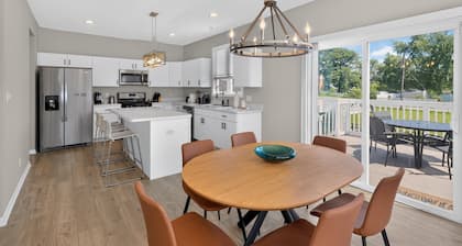 Cedar Lake 4br Home For 8 W/ Lake Views 4 Bedroom Home