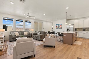 Condo, 3 phòng ngủ | Khu phòng khách | Smart TV, dịch vụ stream 