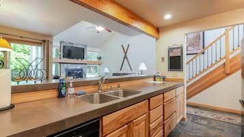 Condo, 3 Bedrooms | Private kitchen | Coffee/tea maker, fridge, oven, toaster