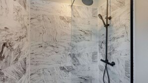 A shower with a handheld showerhead and a handheld rain shower attachment. - Saron 2.0 Spa (Denbigh)