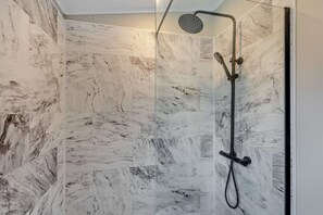 A shower with a handheld showerhead and a handheld rain shower attachment. - Saron 2.0 Spa (Denbigh)